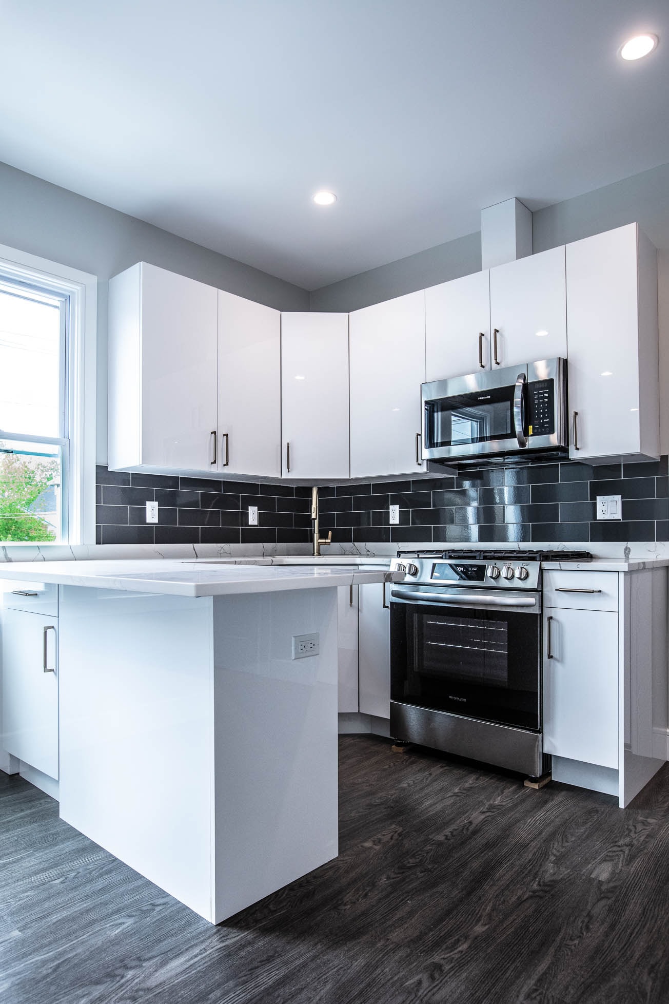 Contemporary white Manhattan kitchen cabinetry